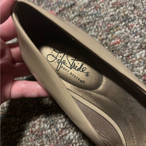 Size 8.5 LifeStride Nude Heels - Picture 3 of 7